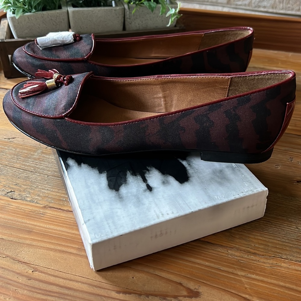 NWT DV by Dolce Vita Delphi Burgundy Fabric Loafers.  Size 8M - Picture 2 of 6